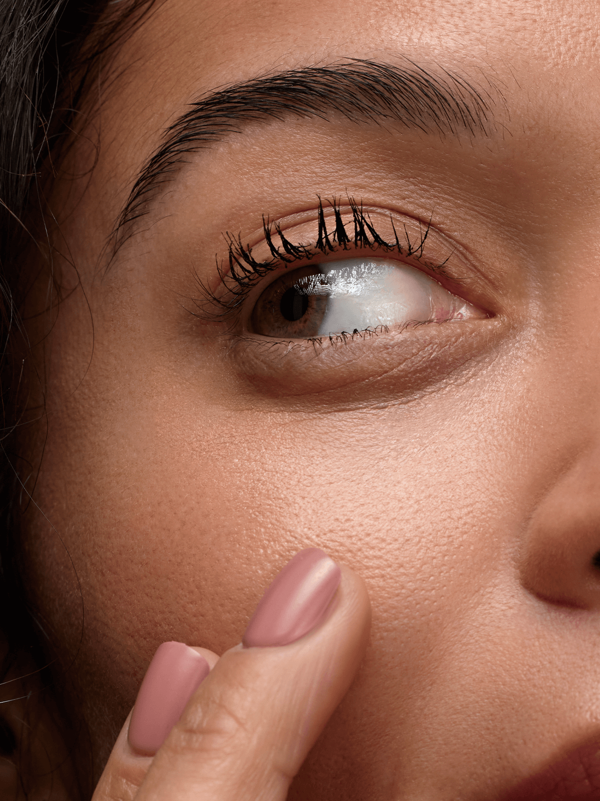 Corrector iluminador para ojos para ojeras, líneas finas e hinchazón  