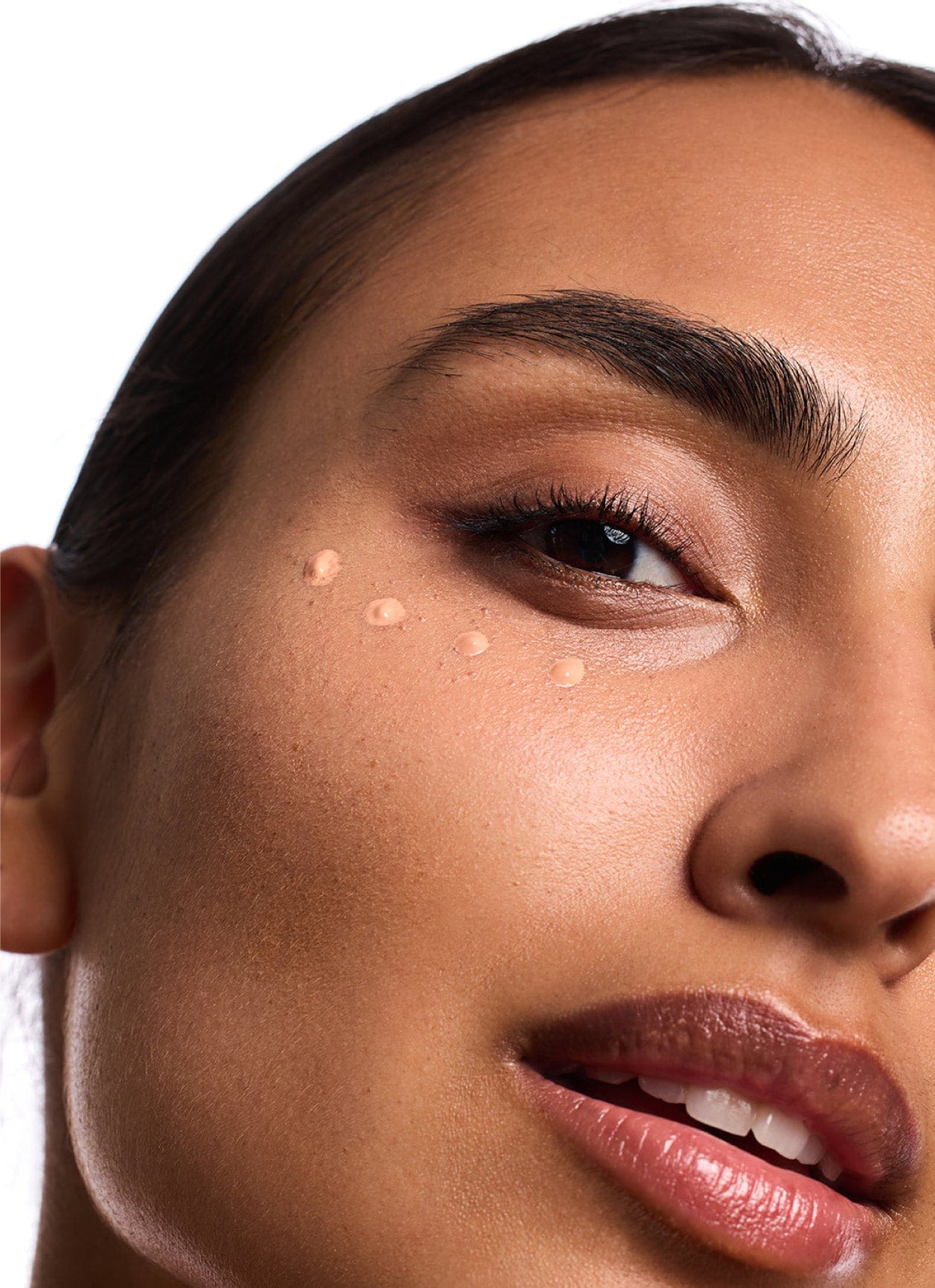 Corrector iluminador para ojos para ojeras, líneas finas e hinchazón  